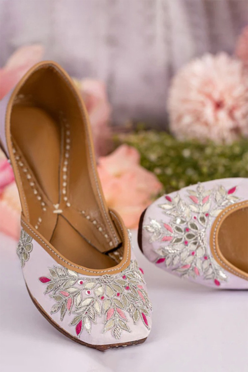 Silk Embroidered Pastel Pink Women's Jutti