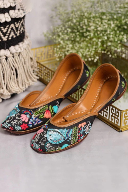 Silk Black Resham Thread Embroidered Women's Jutti