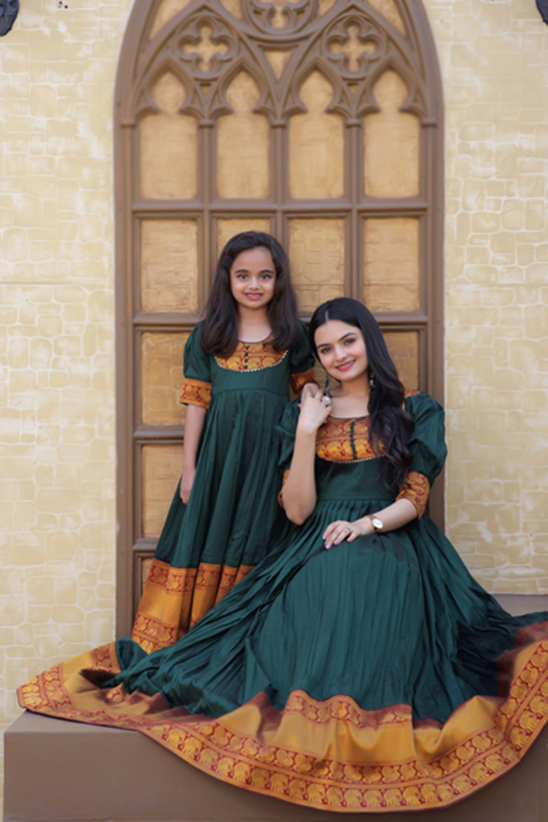 Nimra Khan And Her Sister Twinning In Matching Outfits On Eid | Reviewit.pk