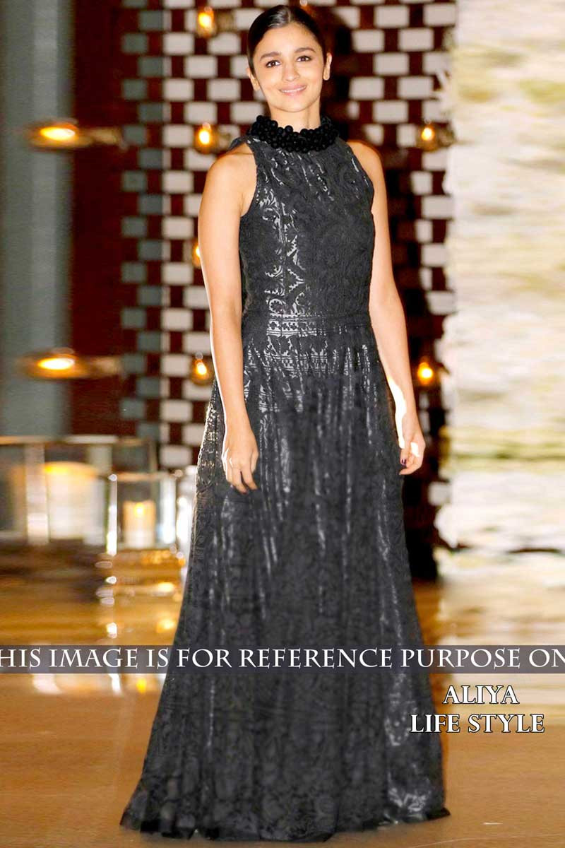 SAREE MALL Women's Striped Celebrity Organza Rocky Aur Rani Ki Prem Kahani Alia  Bhatt Saree with Unstitched Blouse Piece\ : Amazon.in: Fashion