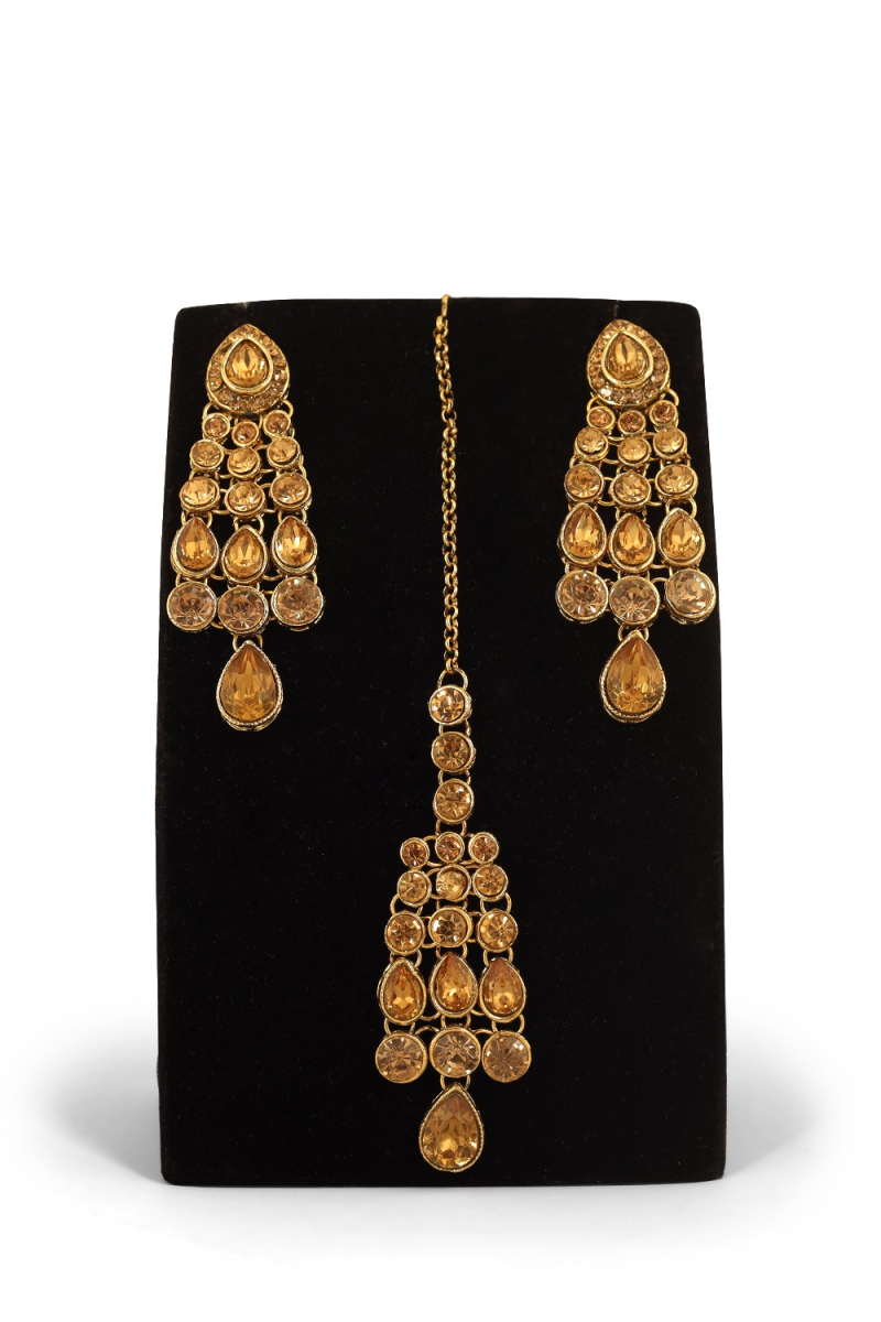 Gold Earrings With Maang Tikka 