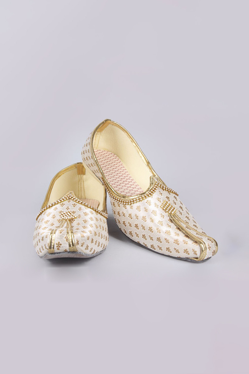 Off White Men s Mojari with Stone Work In Silk