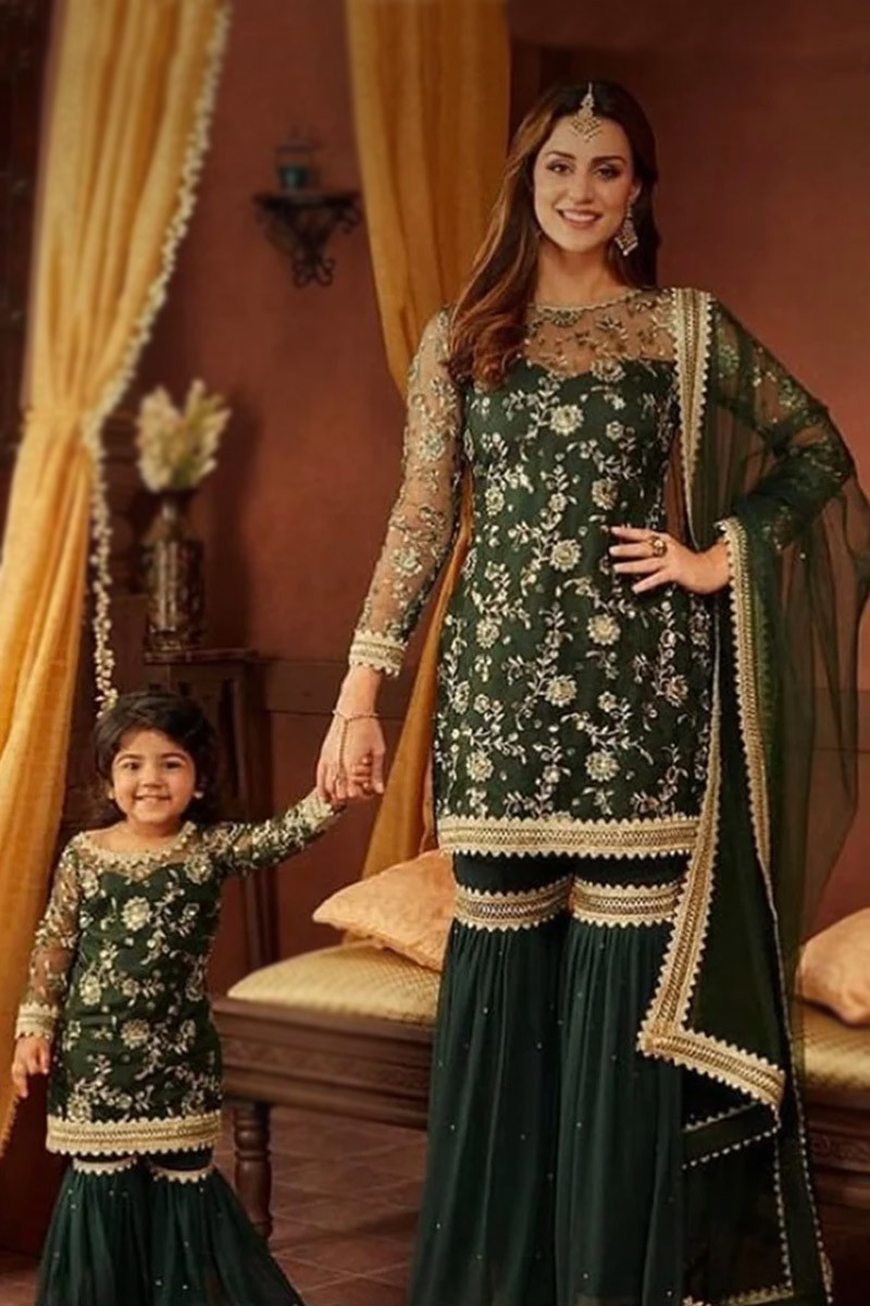 Fashion Tips: खुद को बेटी के साथ एेसे करें ड्रैसअप, देखते रह जाएंगे लोग -  mother and daughter matching outfits-mobile