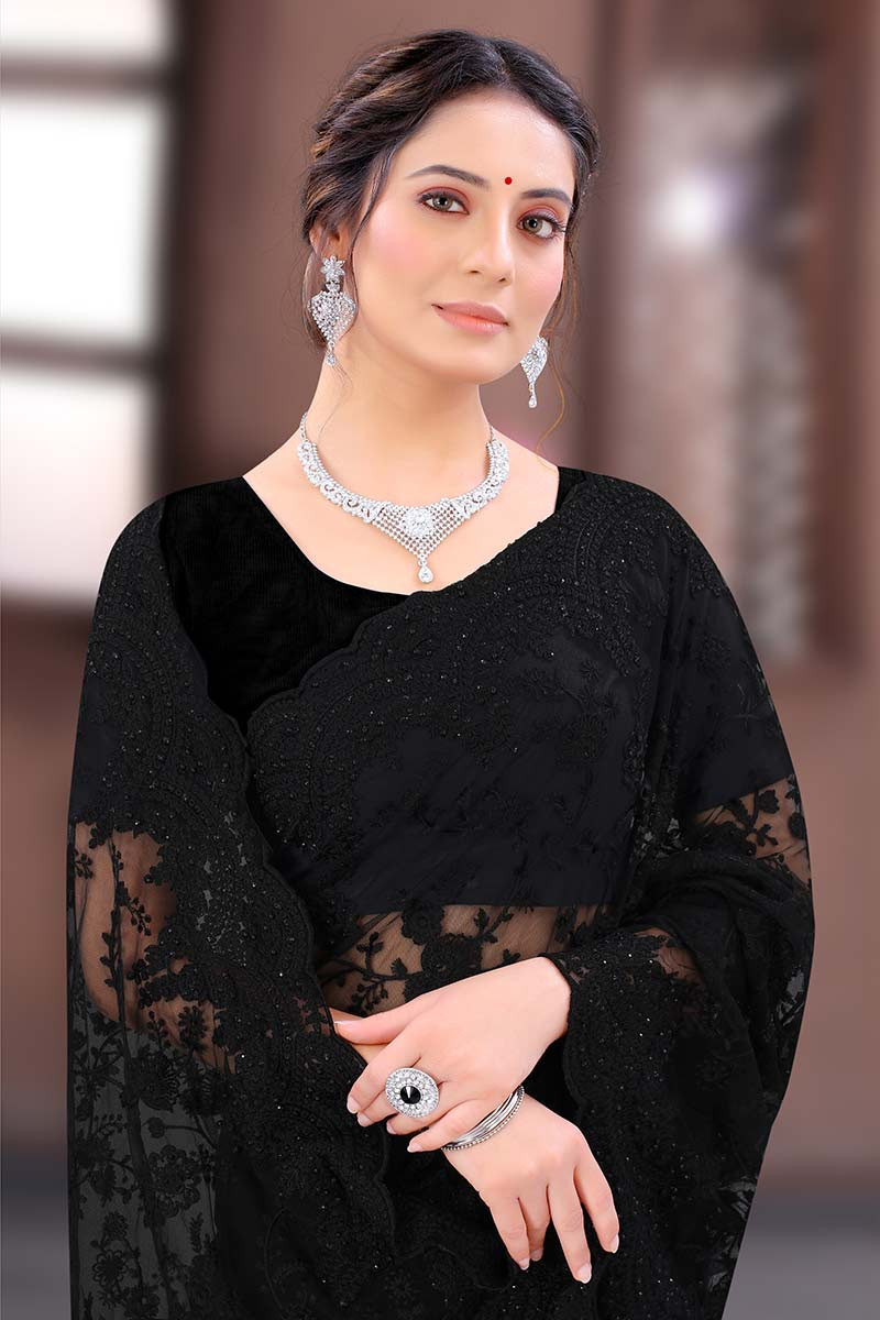 Aggregate 137+ necklace on black saree super hot