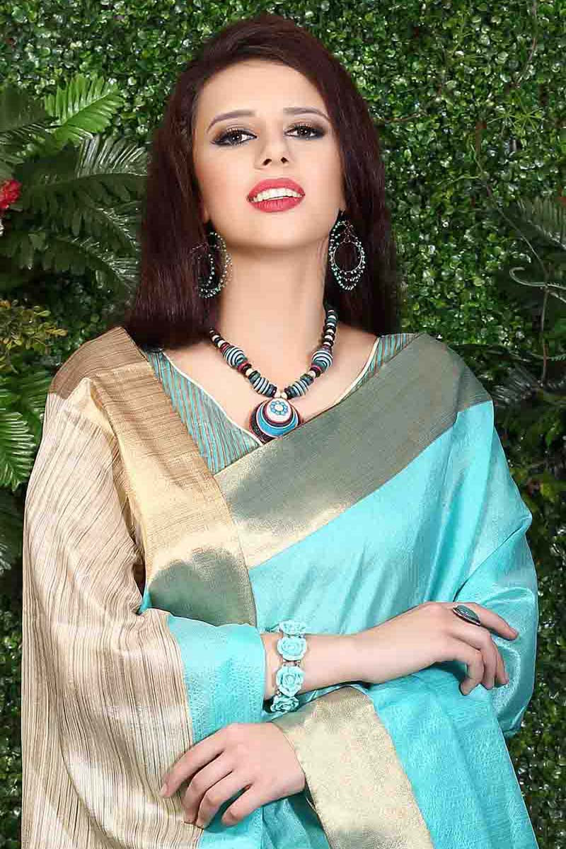 lipstick with sky blue saree