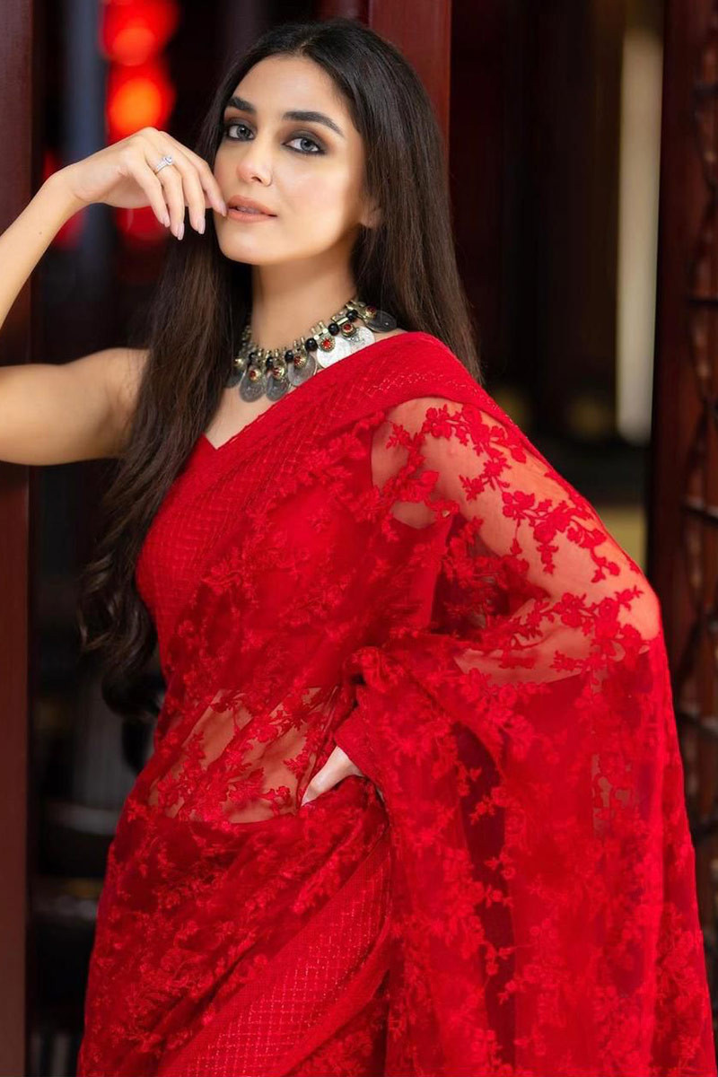 Details 83+ red saree pic latest