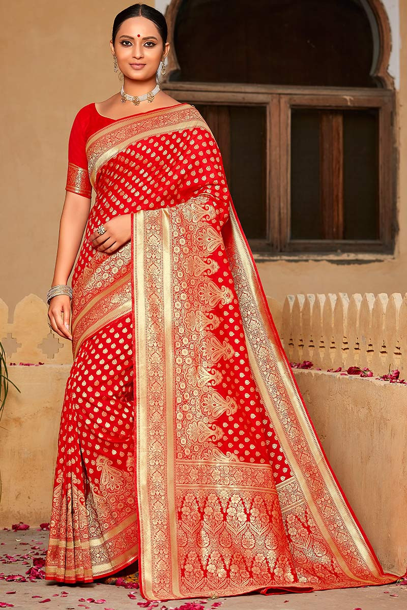 Latest Banarasi Saree Look For Wedding 2022 With Weaving Work