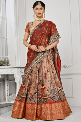 Featuring an attractive print, this Patiala looks chic and appealing.
