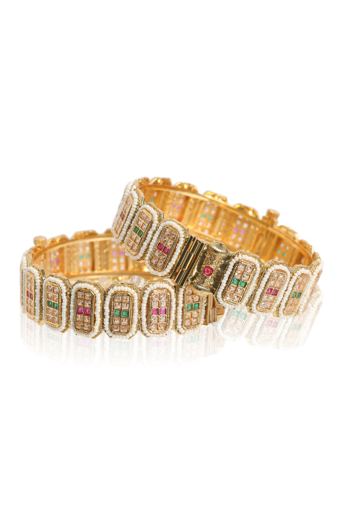 Cultural Elegance Bangle Featuring Kundan