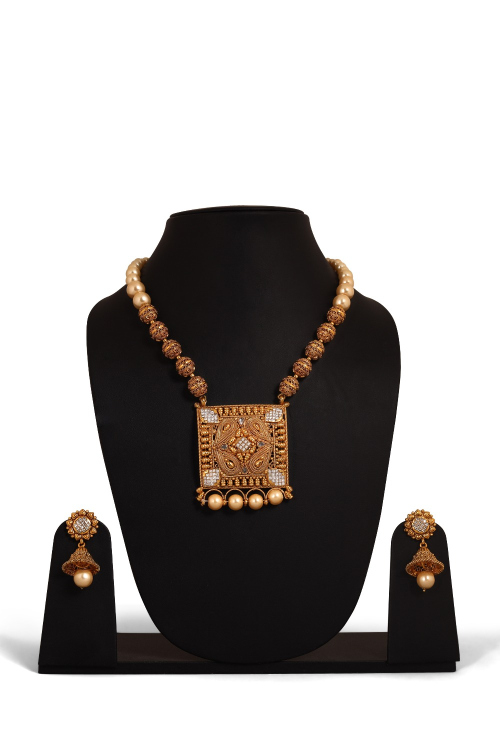 Gold Traditional Pendant Set With Earings