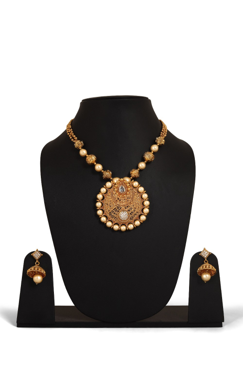 Gold Traditional Pendant Set With Earings
